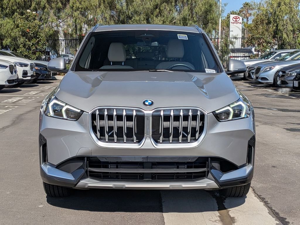Used 2025 Silver BMW xDrive28i image 4