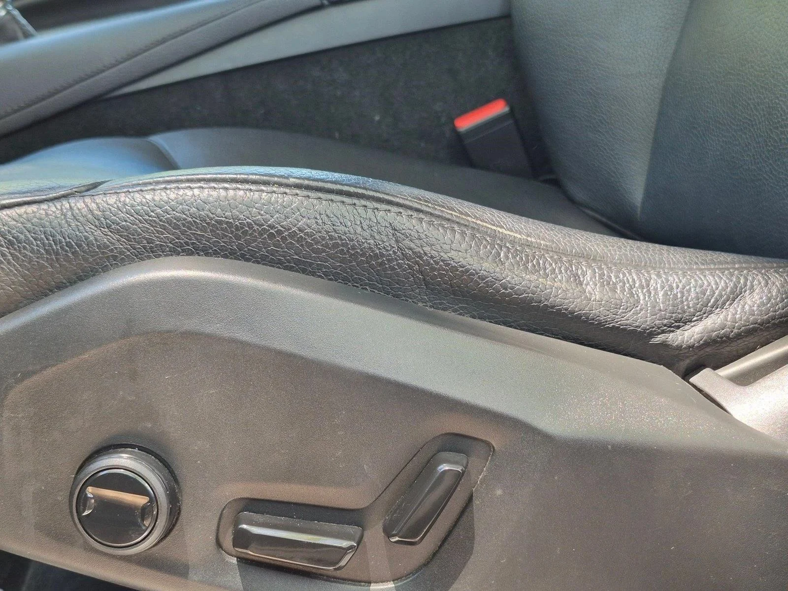 Used 2020 Bright Silver Metallic Volvo Momentum image 4