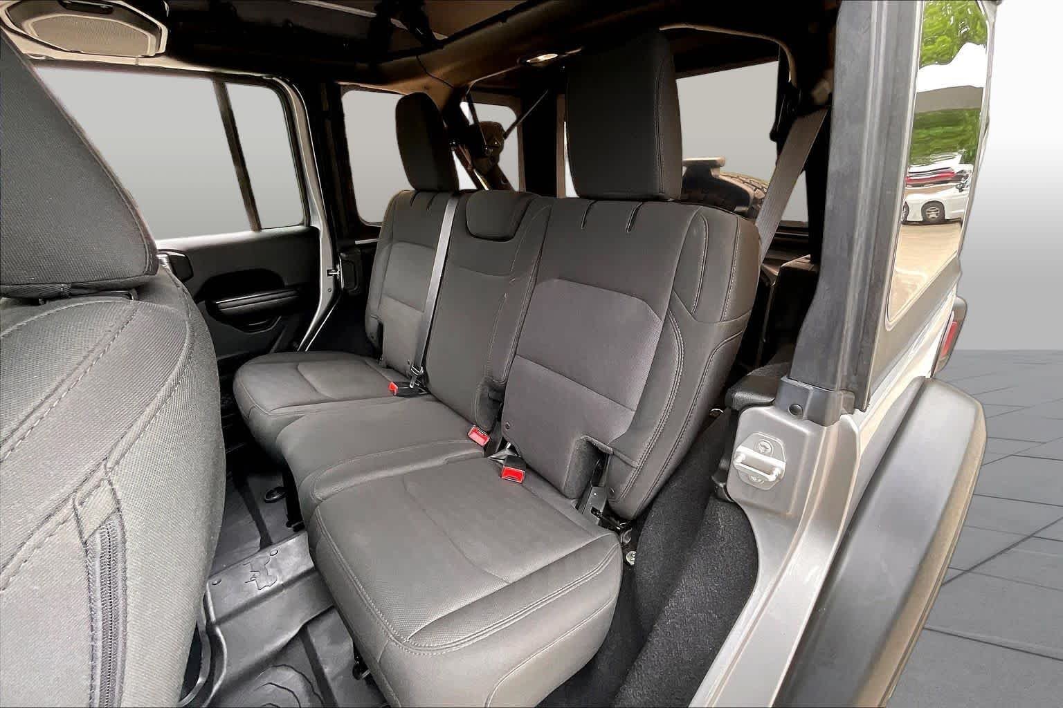 Used 2018 Billet Silver Metallic Clearcoat Jeep Sport S image 19