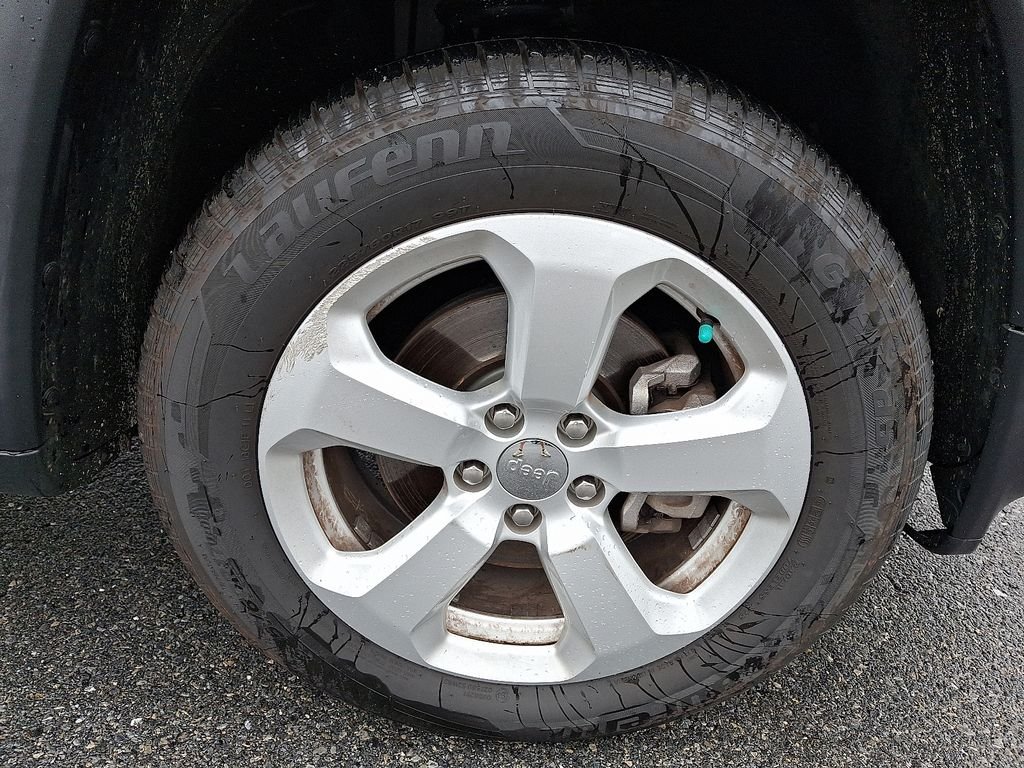 Used 2019 Black Jeep Latitude image 9