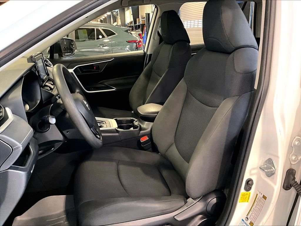 Used 2020 White Toyota LE image 10