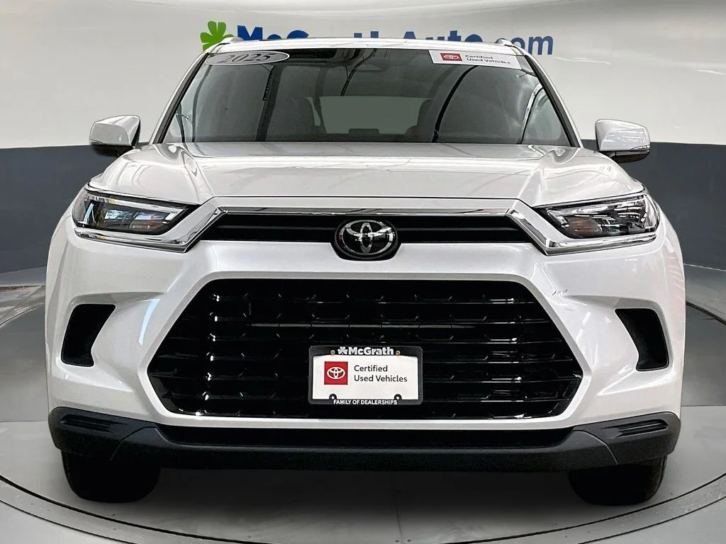 Used 2025 Beige Toyota XLE image 5
