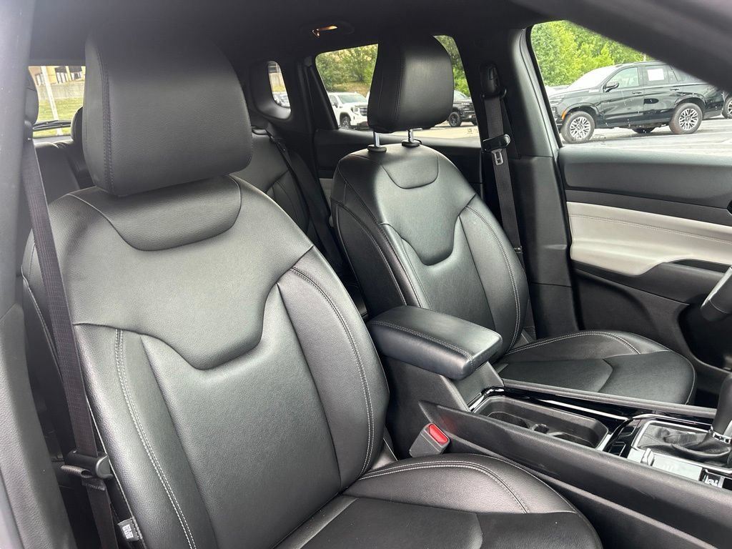 Used 2025 Silver Jeep Limited 4x4 image 40