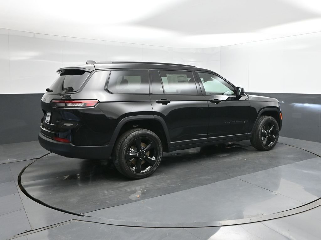 New 2025 Diamond Black Crystal Pearl-Coat Exterior Paint Jeep Altitude X image 15