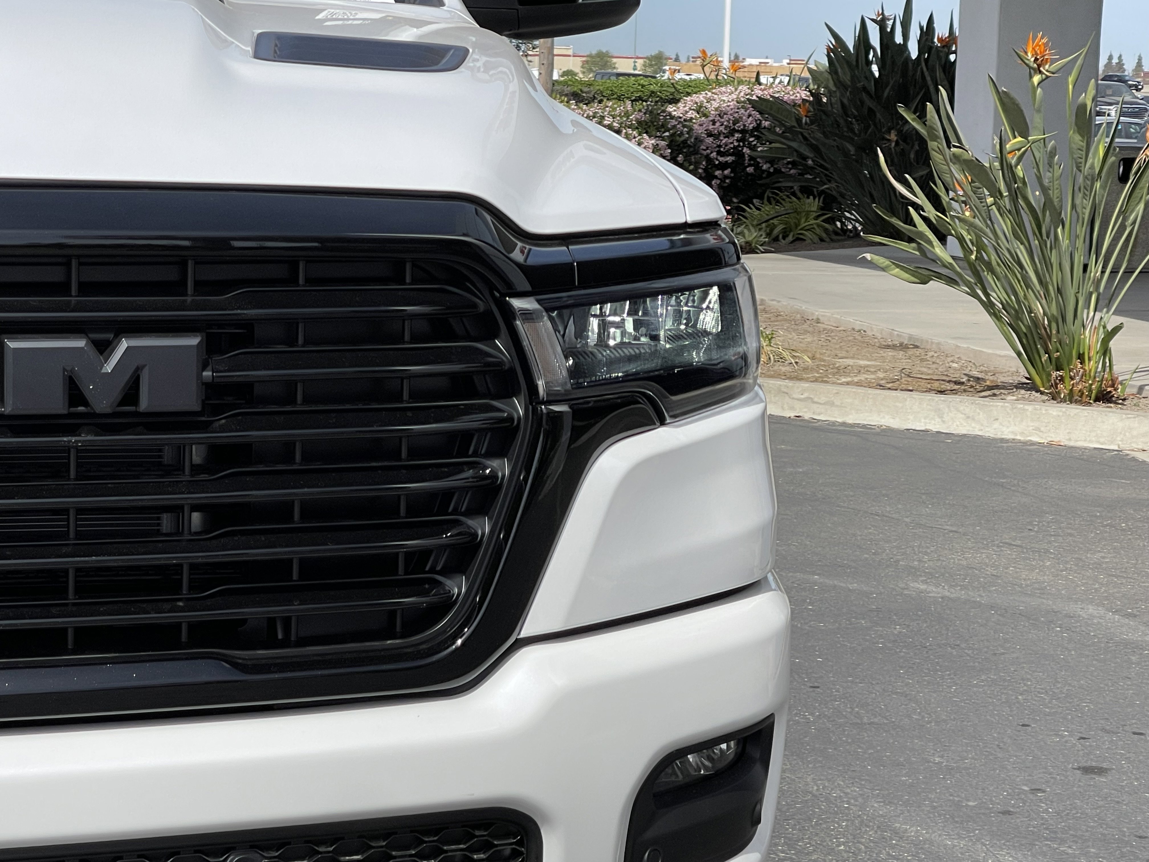 New 2026 Ivory White Tri-Coat Pearl-Coat Exterior Paint RAM Laramie image 4
