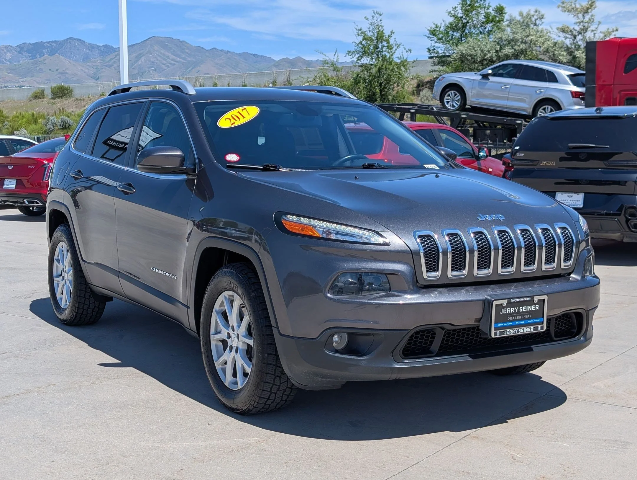 Used 2017 Granite Crystal Metallic Clearcoat Jeep Latitude image 7