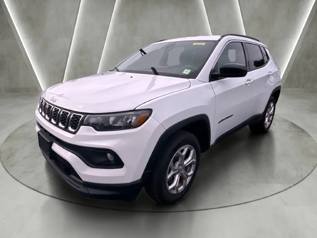 Used 2024 White Jeep Latitude image 7