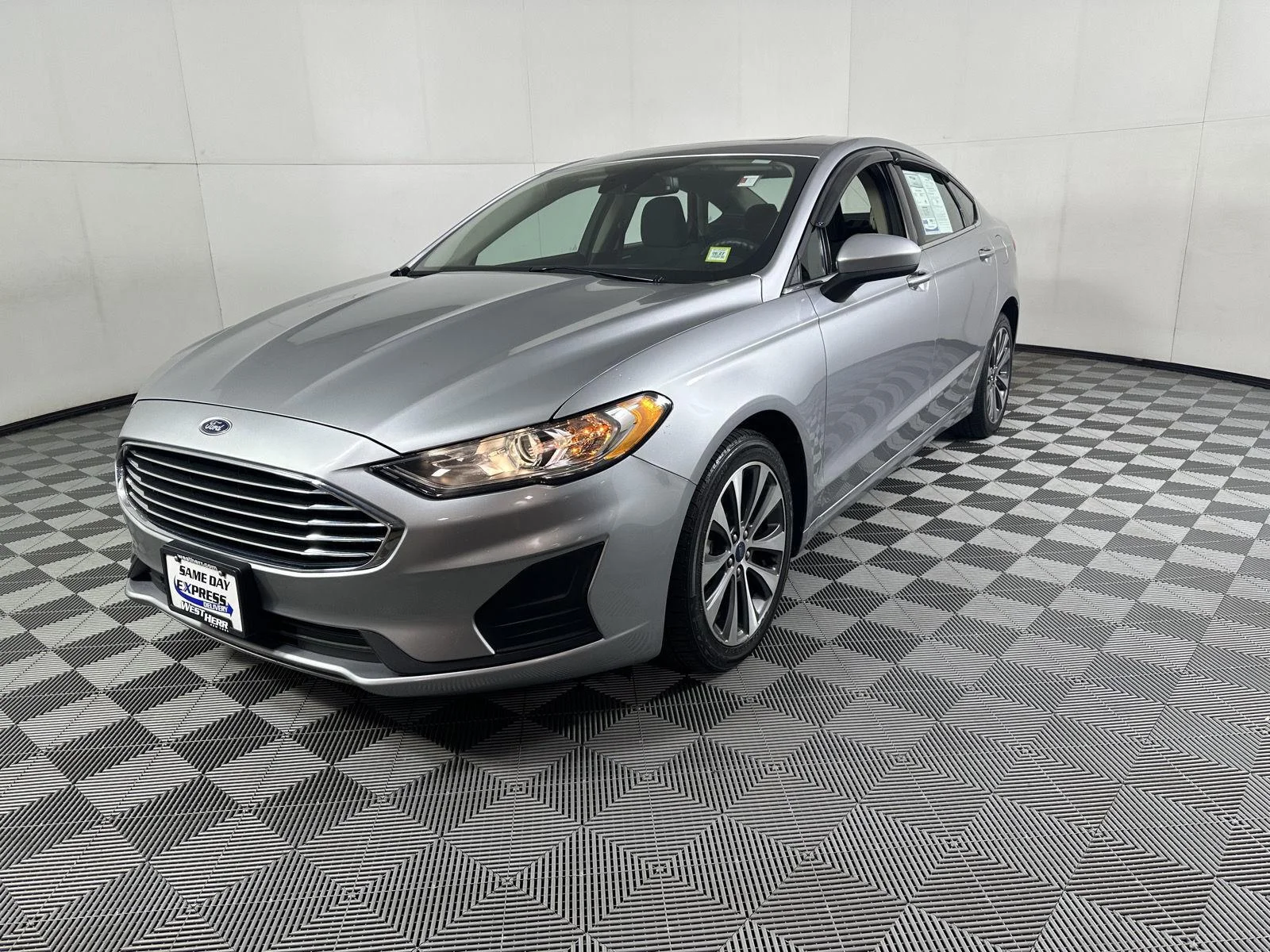 Used 2020 Iconic Silver Ford SE image 9