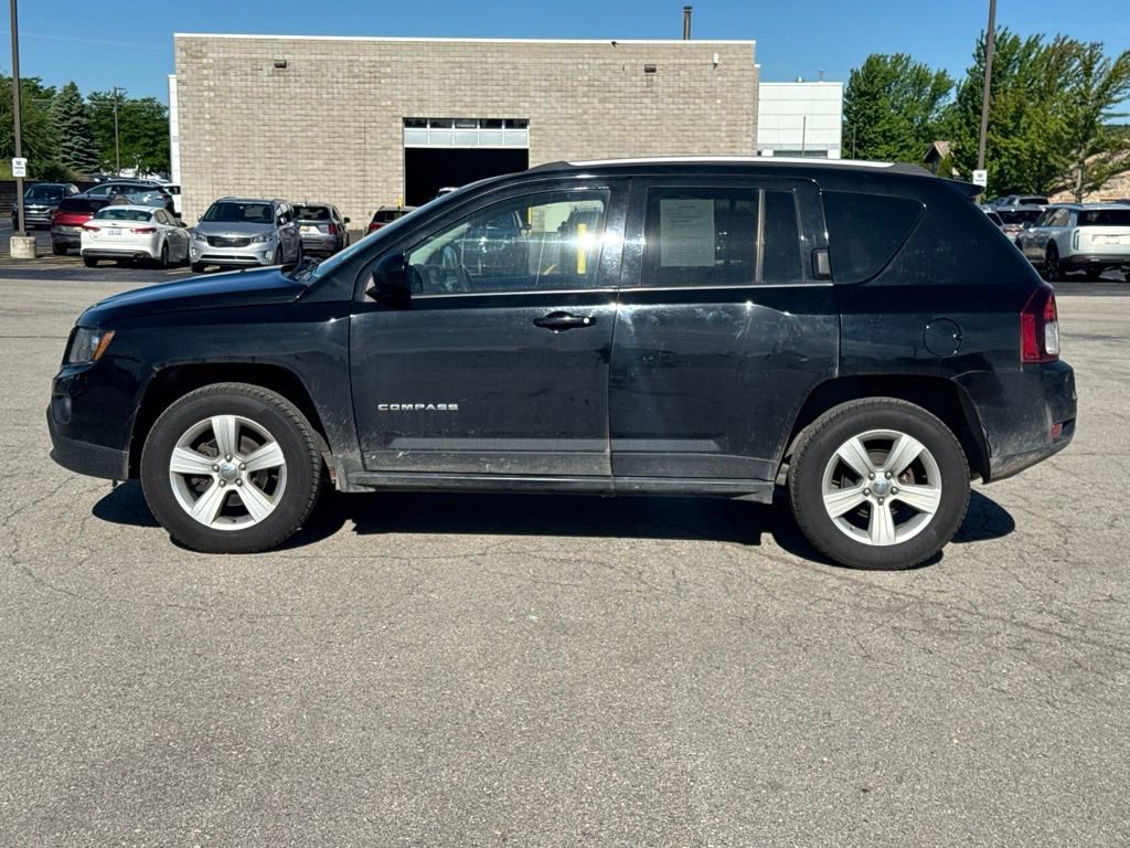 Used 2016  Jeep Latitude image 2