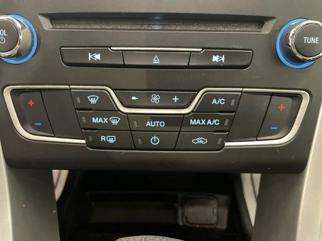 Used 2016 Shadow Black Ford SE image 18