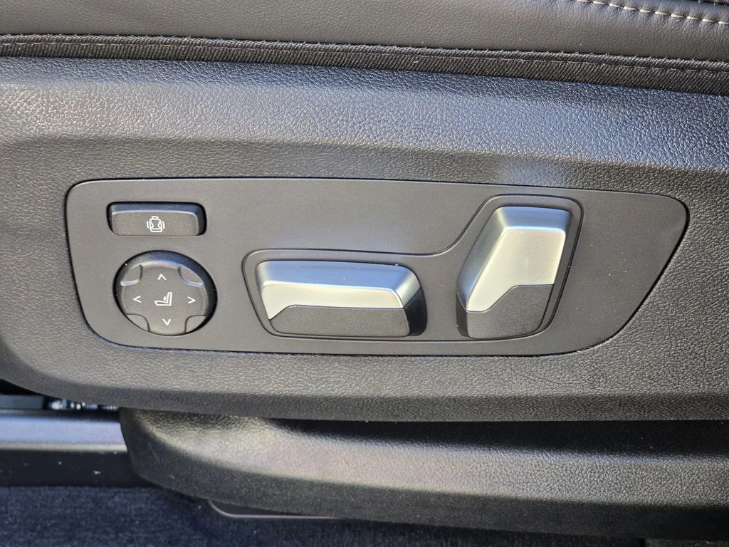 Used 2026 Black BMW sDrive40i image 18