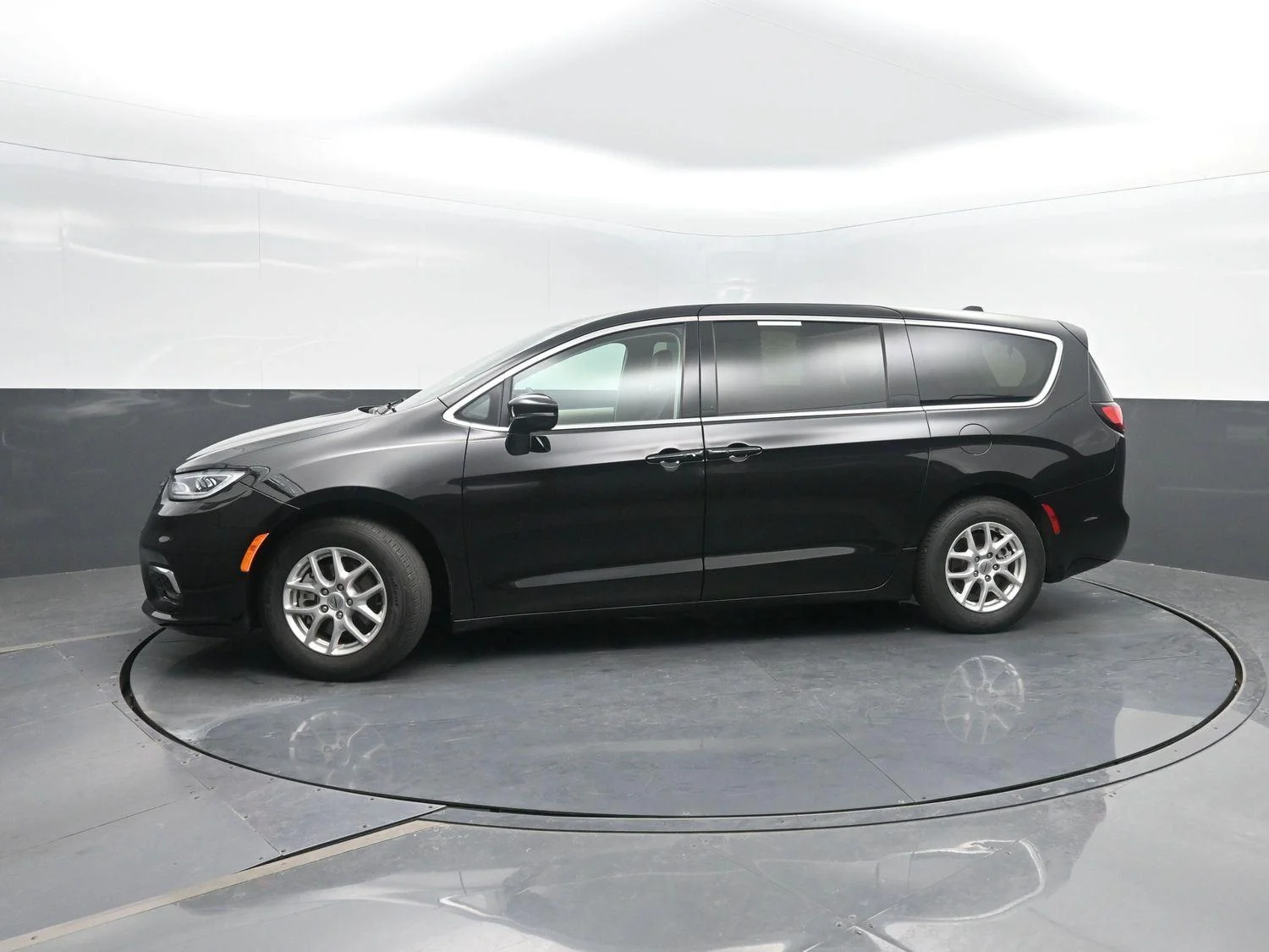 2024 Chrysler Pacifica Touring L's photo