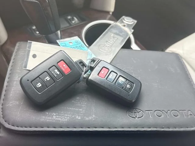 Used 2012 White Toyota XLE image 3