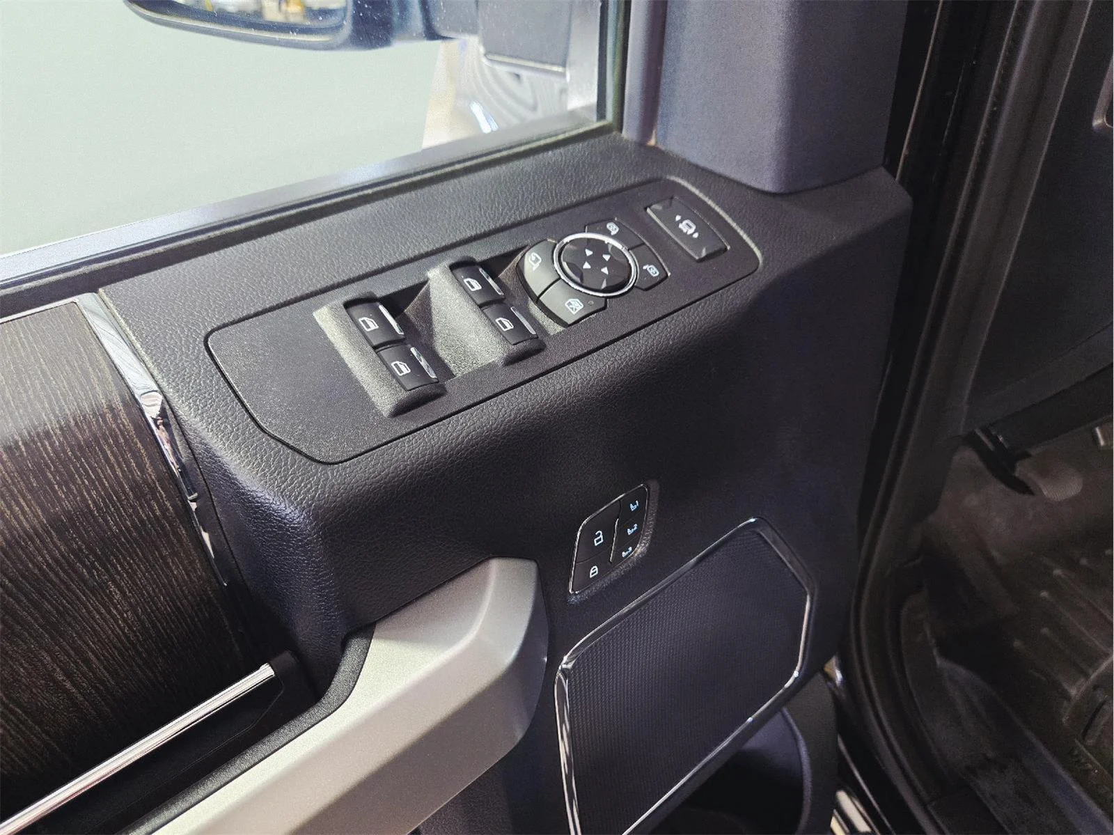 Used 2020 Agate Black Ford Lariat image 20