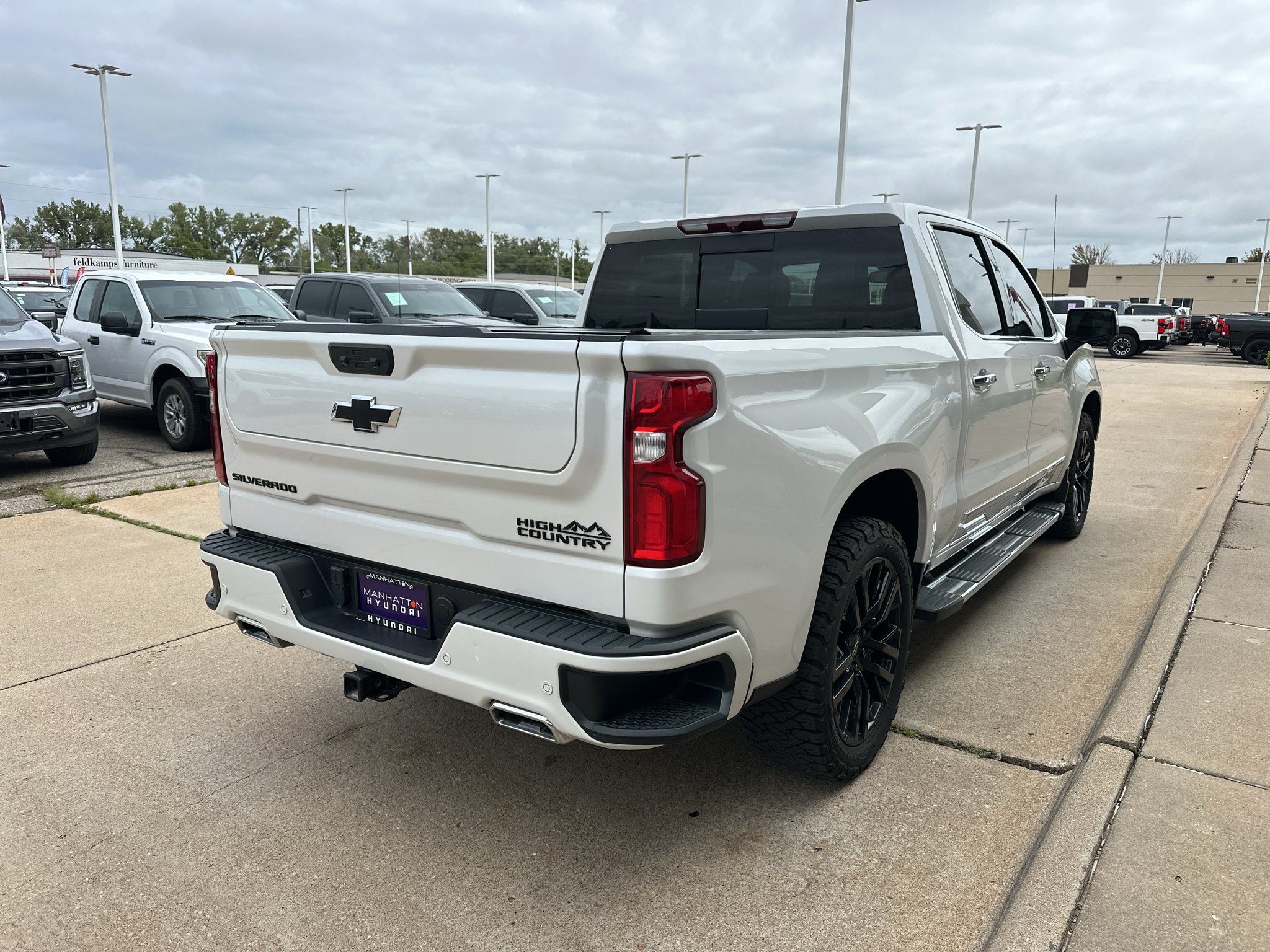 Used 2022 Iridescent Pearl Tricoat Chevrolet High Country image 11