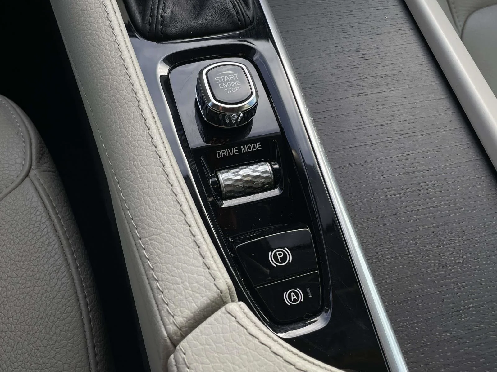 Used 2020 Denim Blue Metallic Volvo Momentum image 21