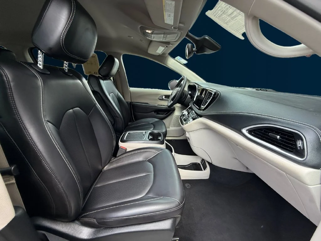Used 2023 Silver Chrysler Touring L image 17