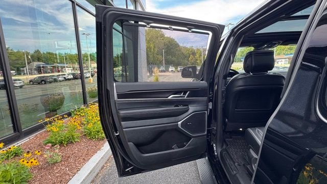 Used 2024 Diamond Black Crystal Pearlcoat Jeep Base image 17