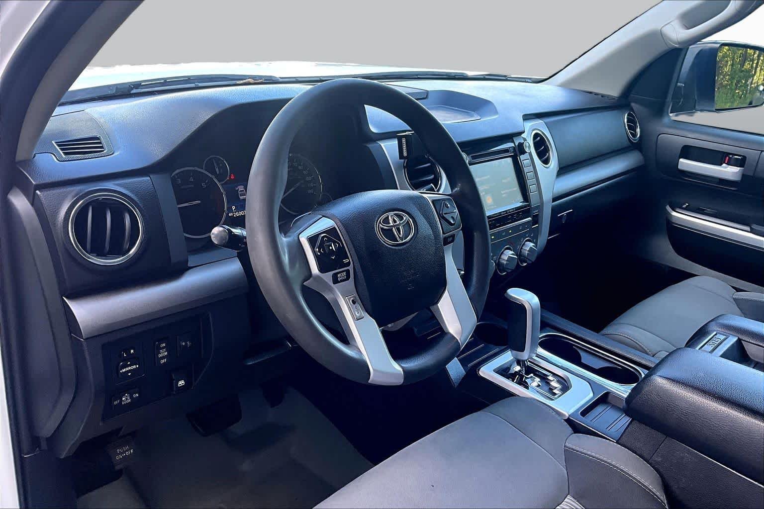 Used 2015 Super White Toyota SR5 image 15