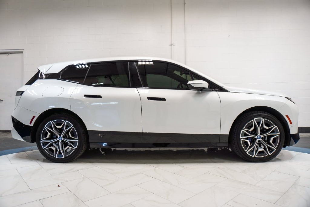 Used 2024 White BMW xDrive50 image 29