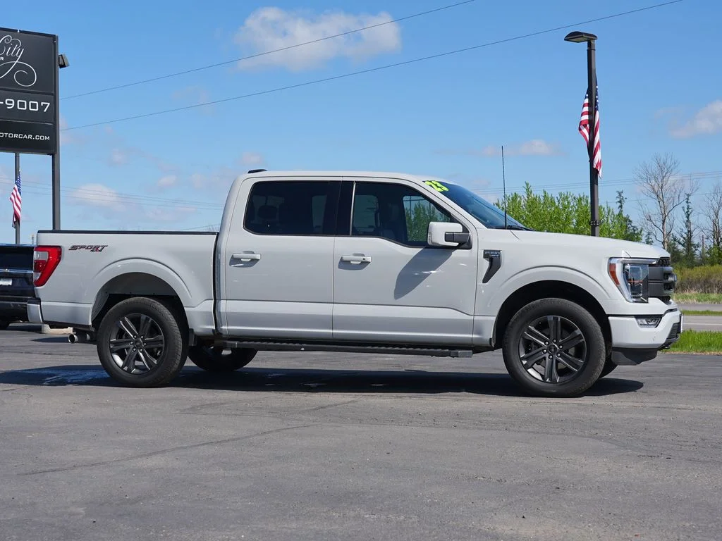 Used 2023  Ford Lariat image 2