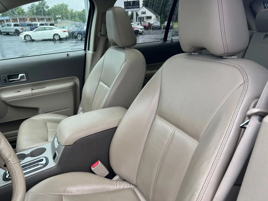 Used 2010 White Ford Limited image 9