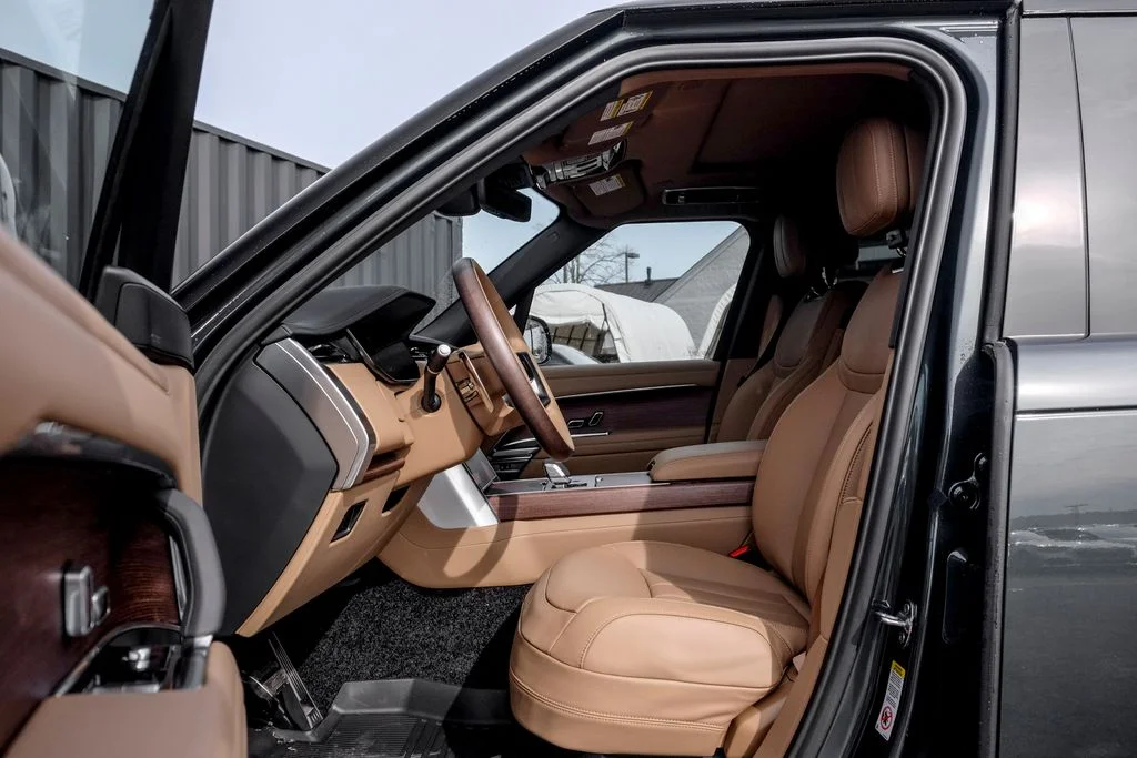 New 2026 Belgravia Green Land Rover SE image 9