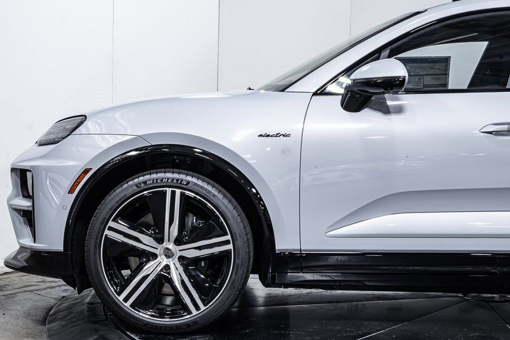 2025 Porsche Macan Turbo Electric - Photo 21