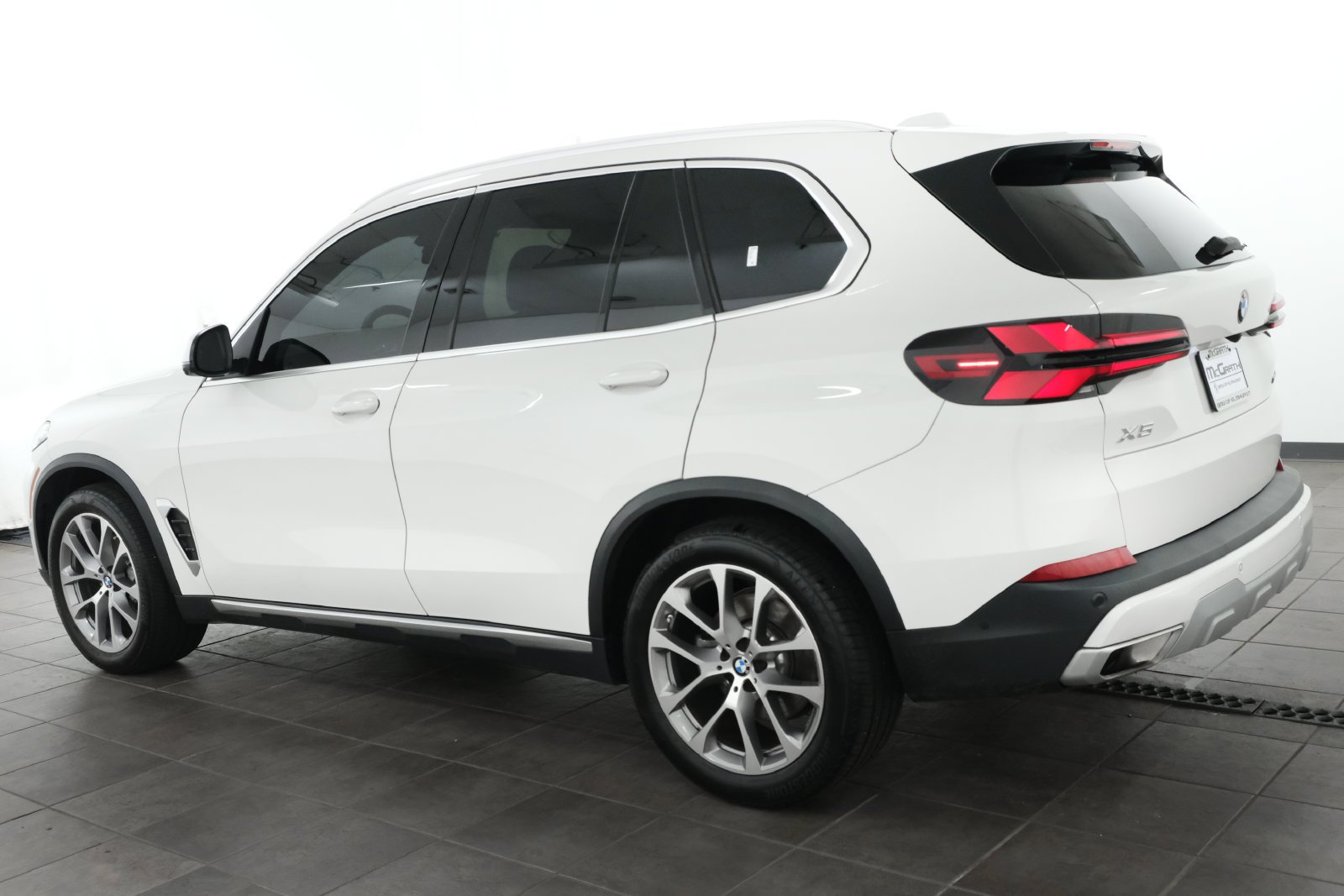 Used 2024 Alpine White BMW xDrive40i image 3