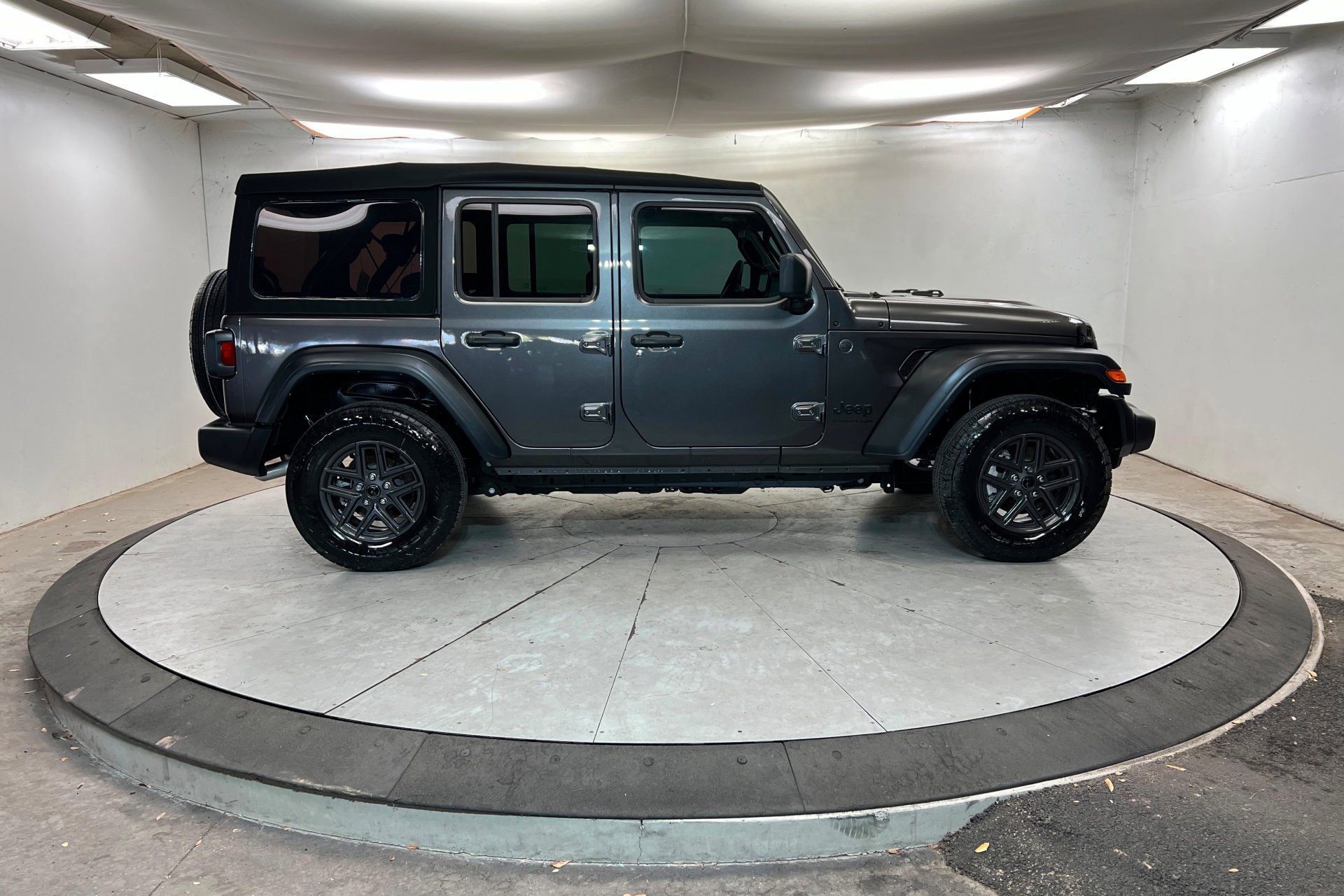 Used 2024 Granite Crystal Metallic Clearcoat Jeep Sport S image 7