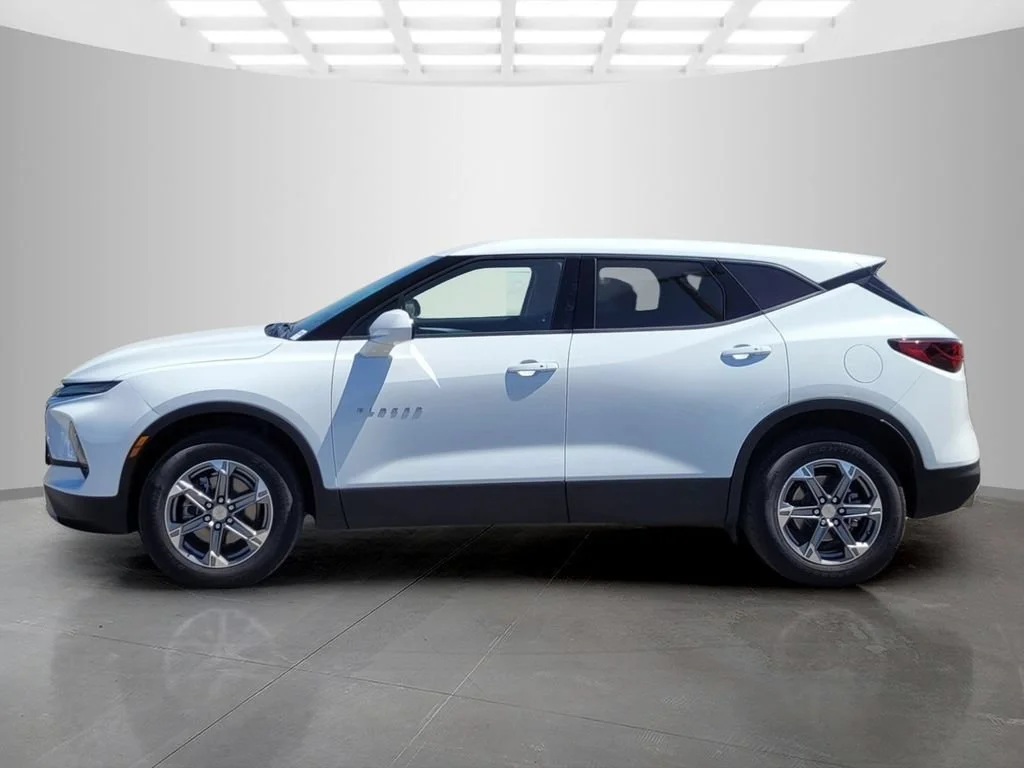 Used 2025 Summit White Chevrolet 2LT image 7