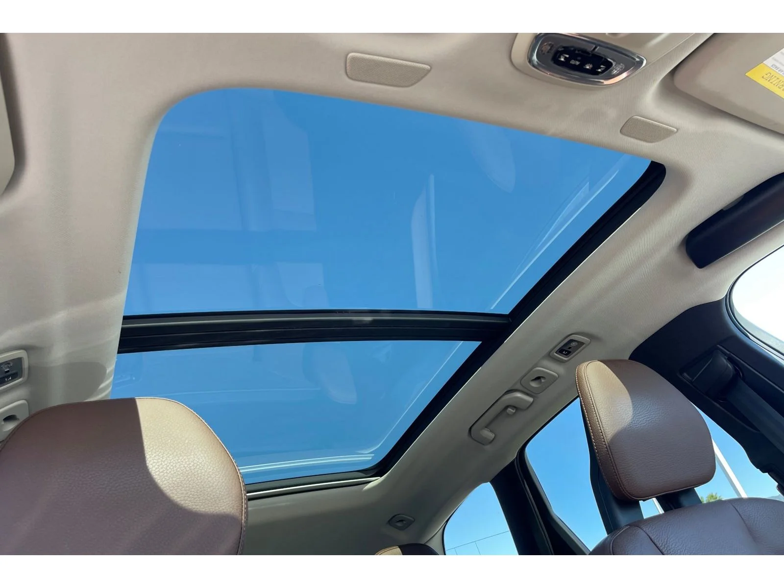 Used 2018 Ice White Volvo Momentum image 21
