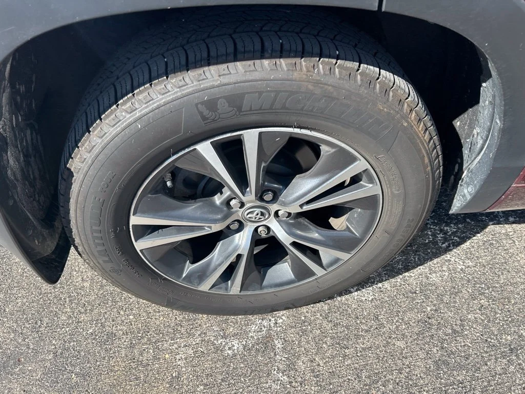 Used 2016  Toyota XLE V6 image 13