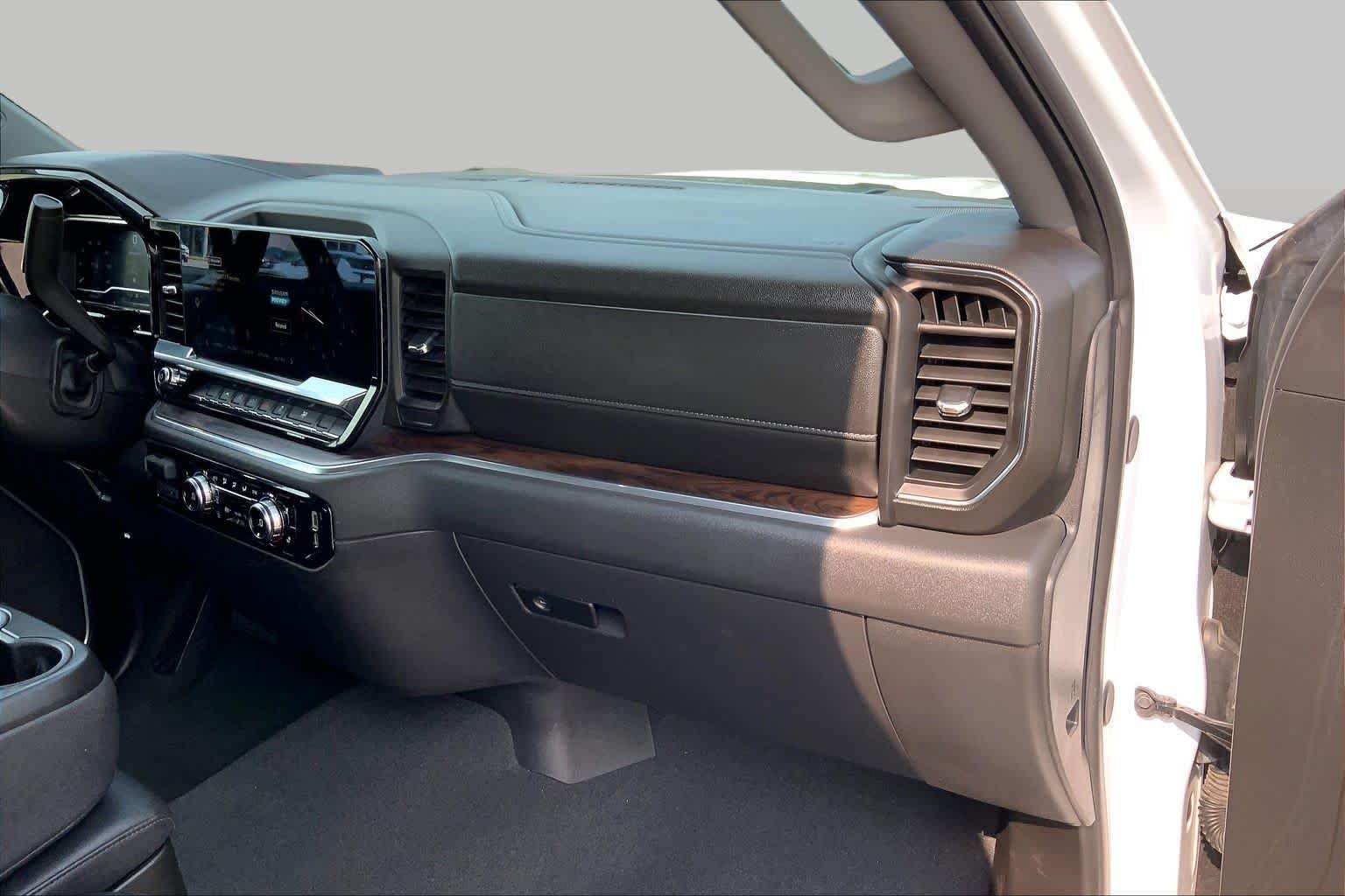2025 GMC Sierra 1500 SLT - Photo 18