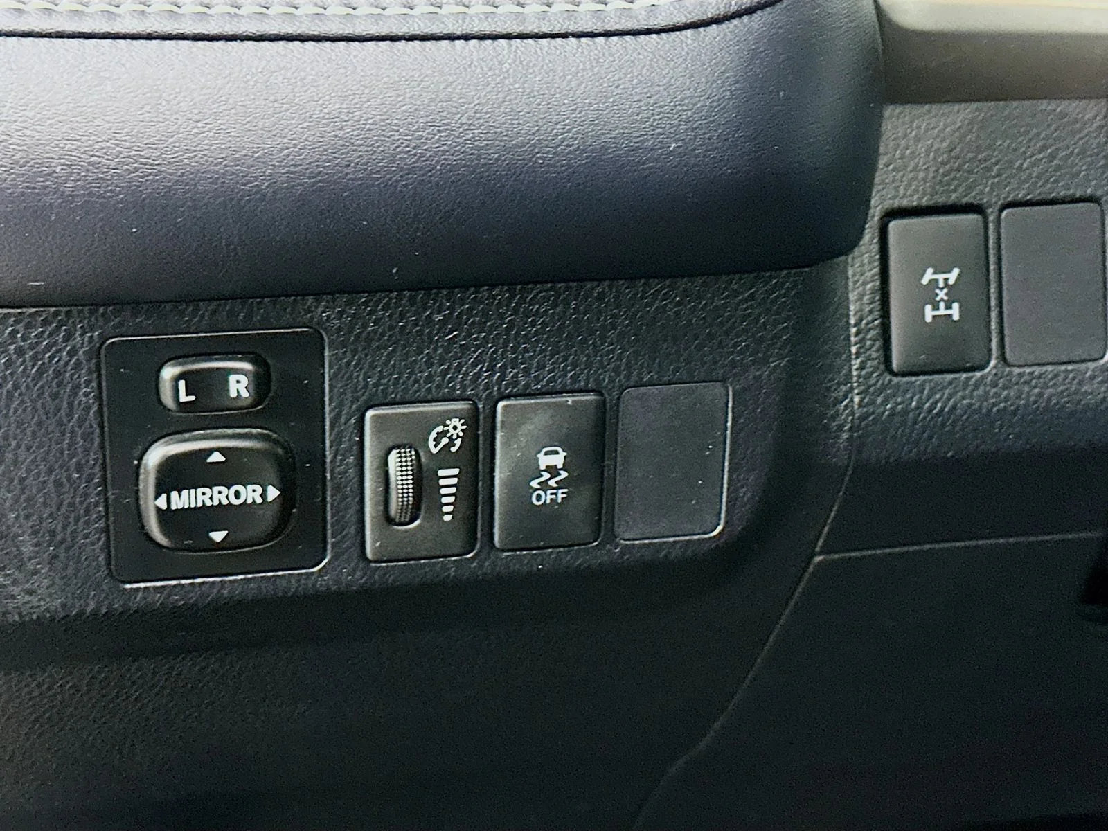 Used 2013 Gray Toyota XLE image 10