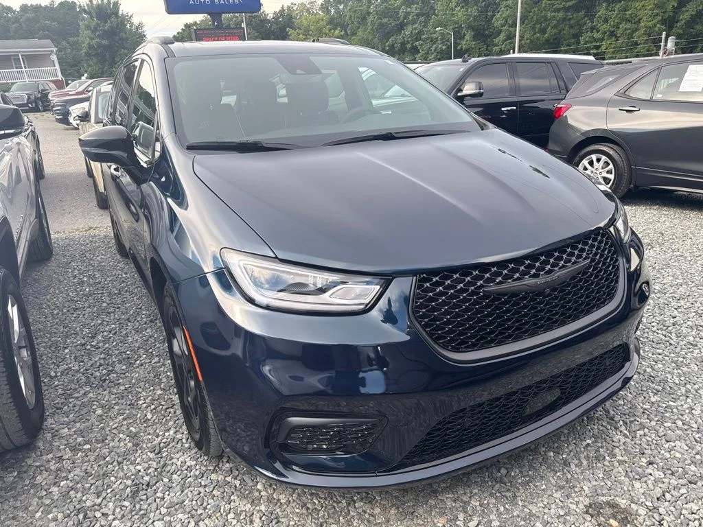 Used 2024 Blue Chrysler Select Premium S Appearance image 2
