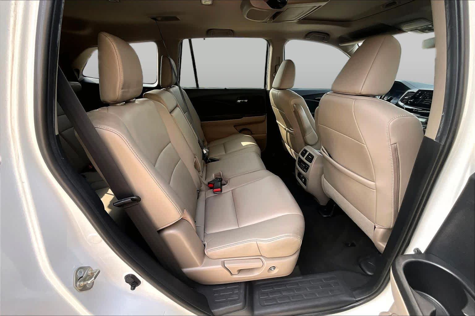 Used 2020 Platinum White Pearl Honda Touring 8-Passenger image 19