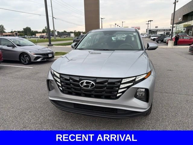Used 2022 Silver Hyundai SE image 4