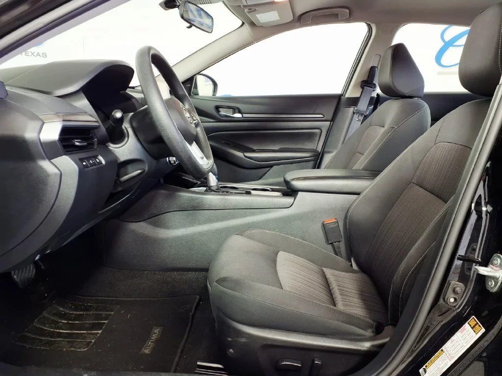 Used 2024 Super Black Nissan 2.5 SV image 9