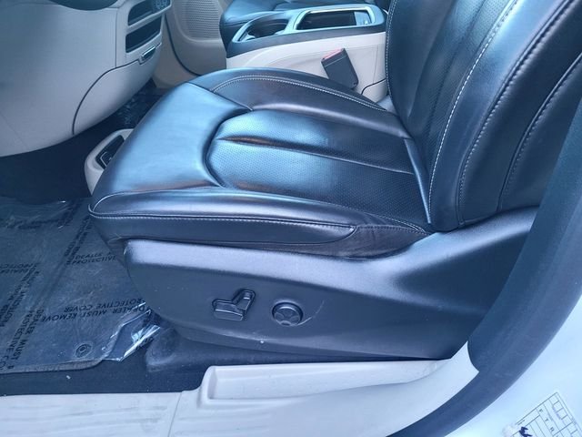 Used 2023 White Chrysler Touring L image 13