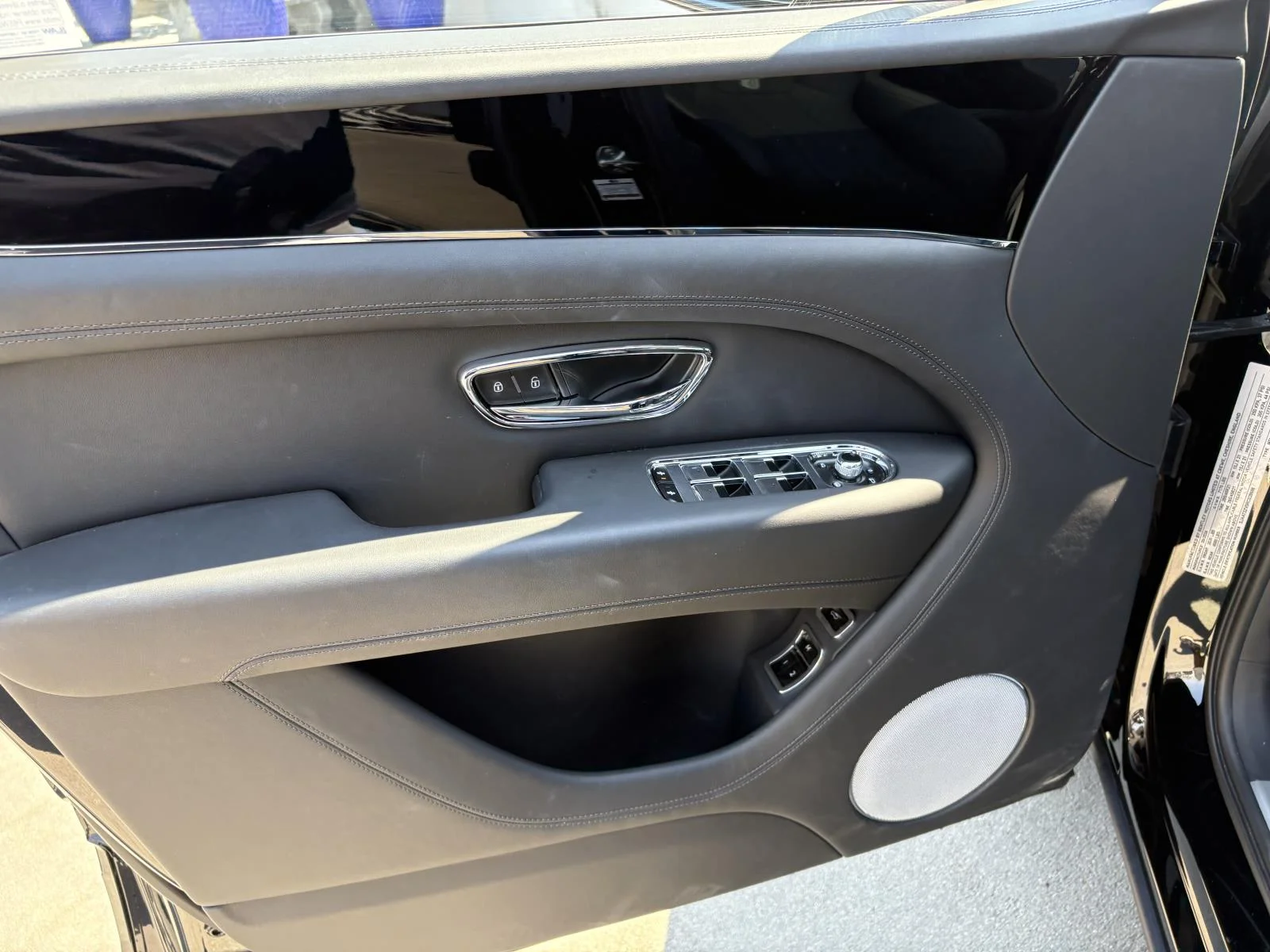 2024 Bentley Bentayga - Photo 17