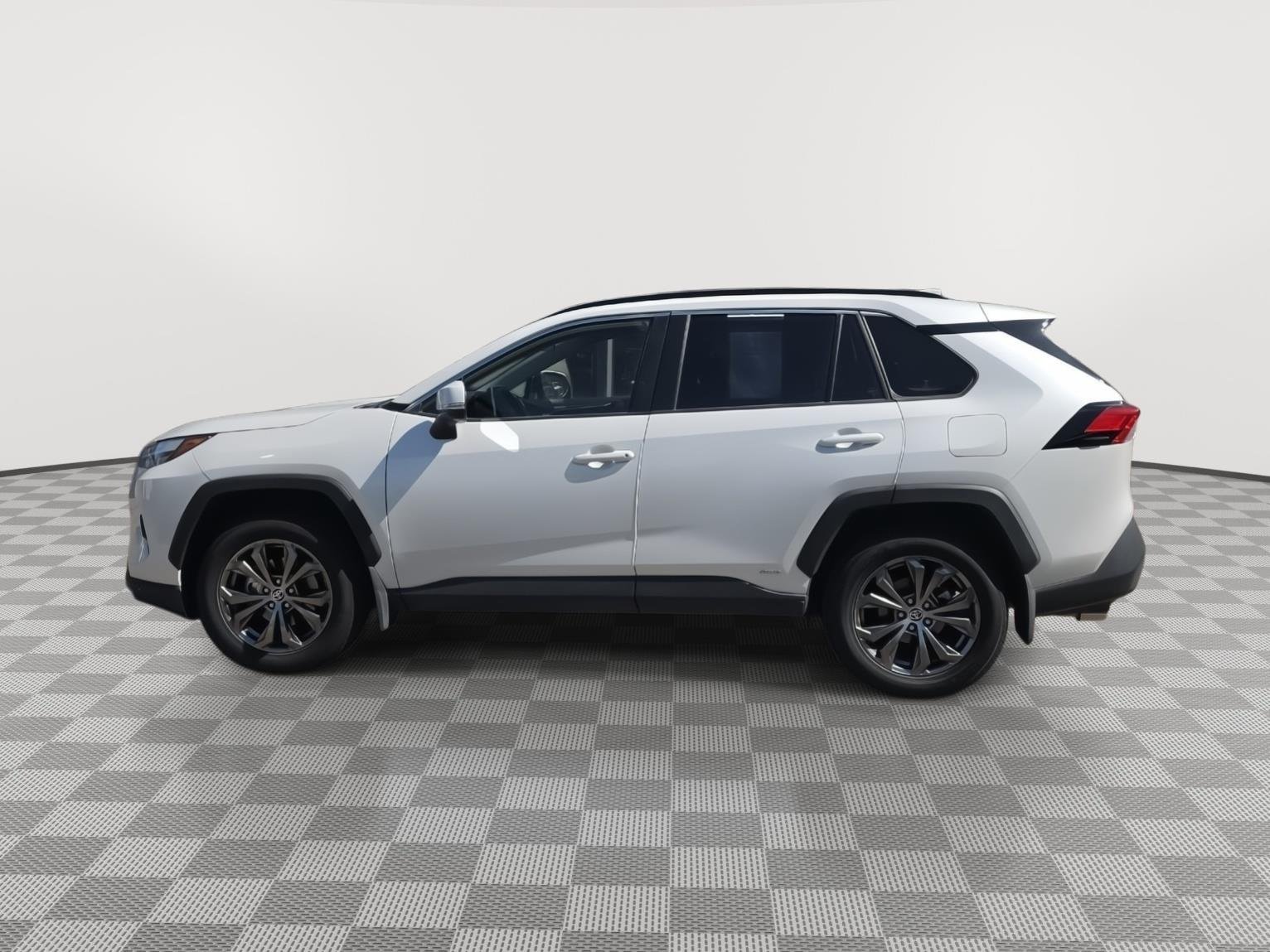 Used 2024 Wind Chill Pearl Toyota XLE Premium image 1