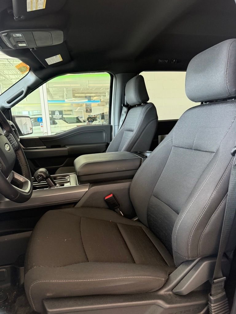 Used 2025 Oxford White Ford XLT image 9