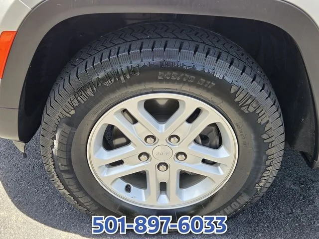 Used 2023 Silver Jeep Laredo image 18