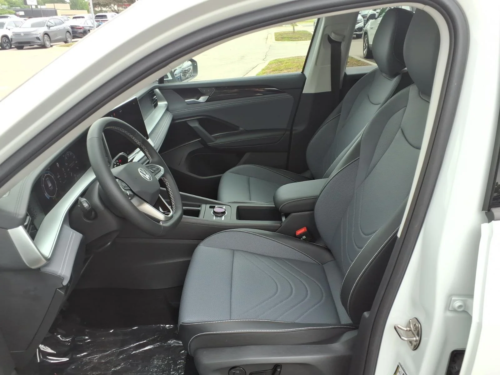 New 2026 Pure White Volkswagen 2.0T SE image 23