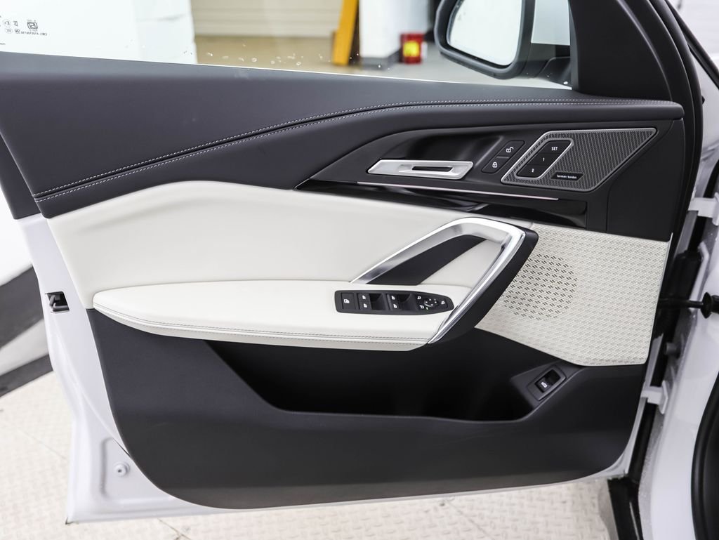 Used 2026 White Metallic BMW xDrive28i image 10