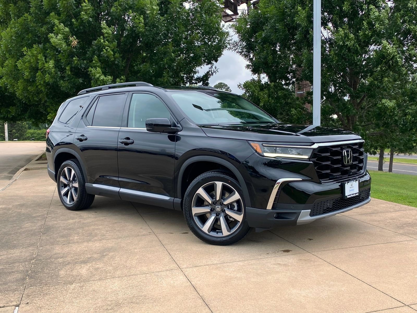 2025 Honda Pilot Touring AWD's photo