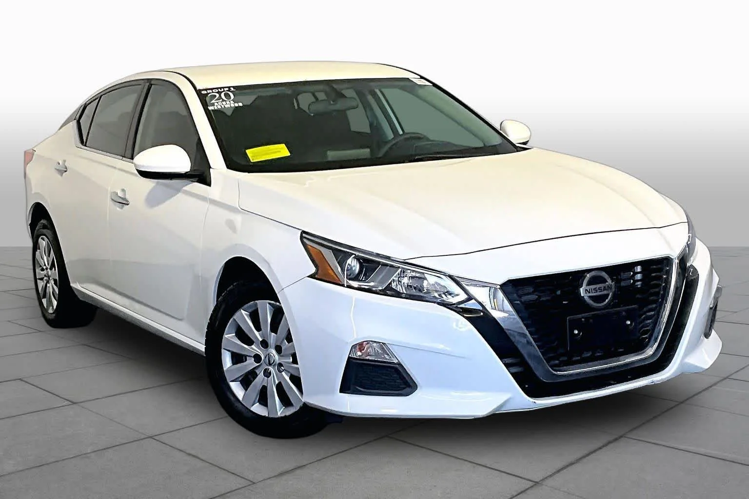 Used 2020 Glacier White Nissan 2.5 S image 3