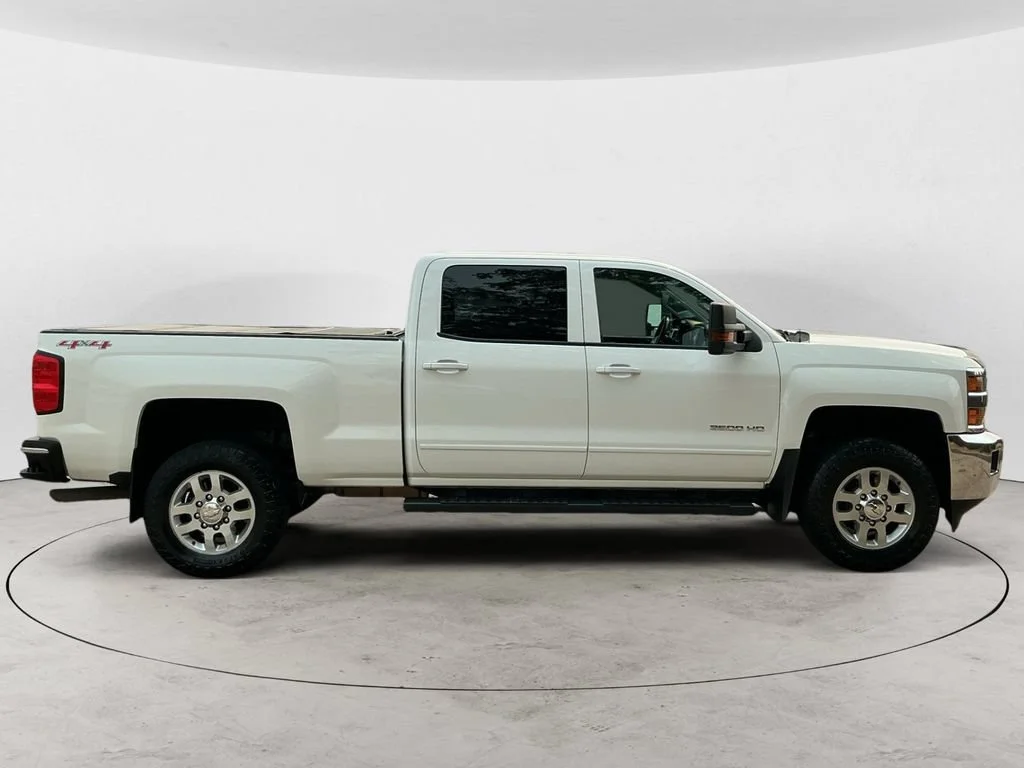Used 2015 SUMMIT WHITE Chevrolet LT image 4