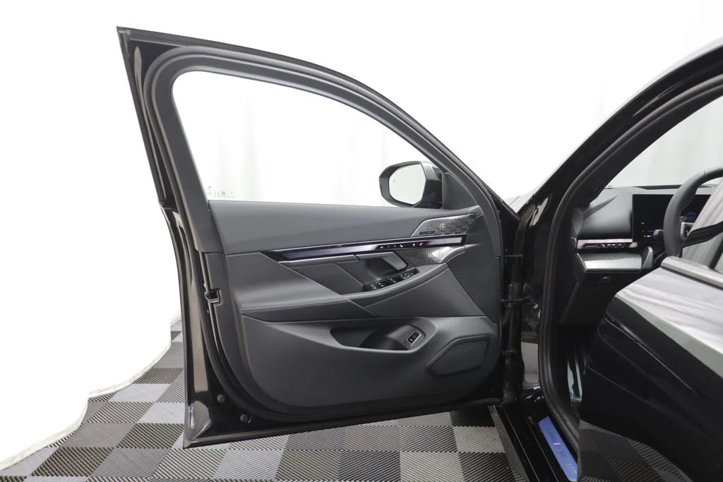 New 2026 Black BMW M60 image 5